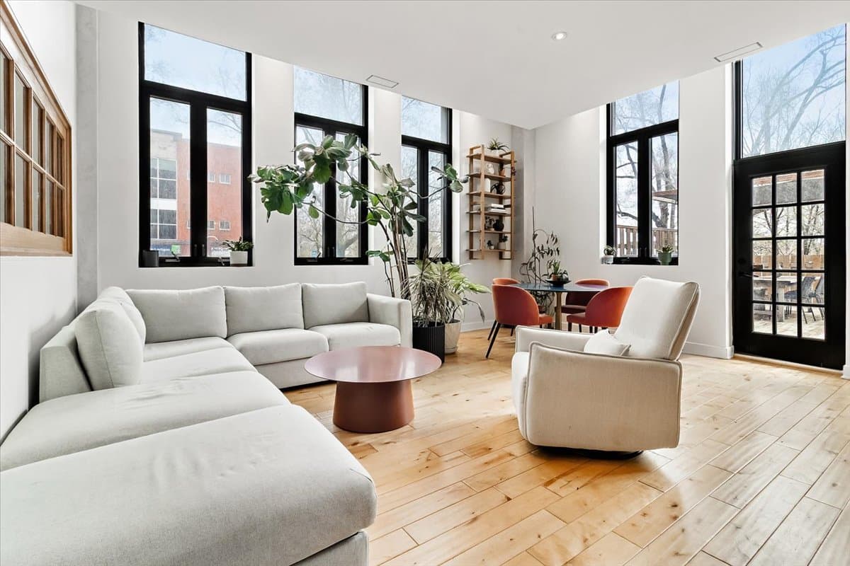 Salon lumineux donnant sur la terrasse privée